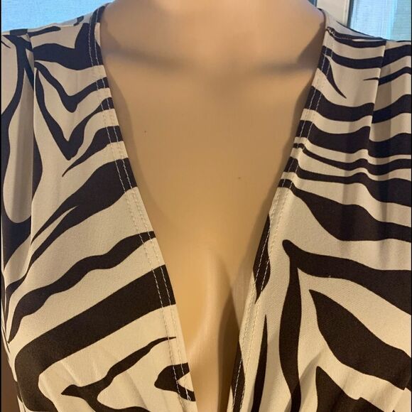 Coin V-neck Large Short Sleeve Animal Print Diamond Look Accessory Attached - Picture 2 of 11